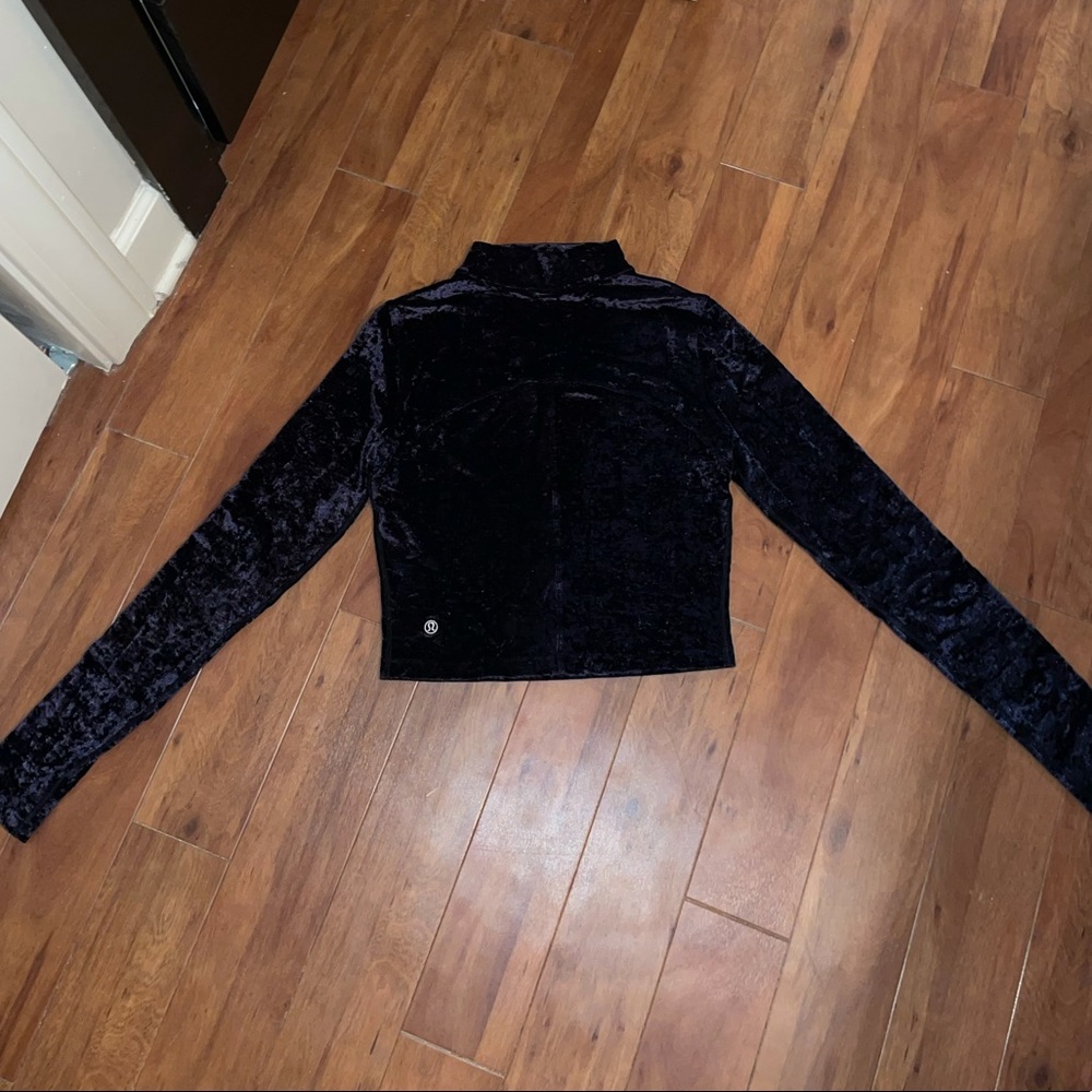 Lululemon Size 4 Cropped Velvet Top